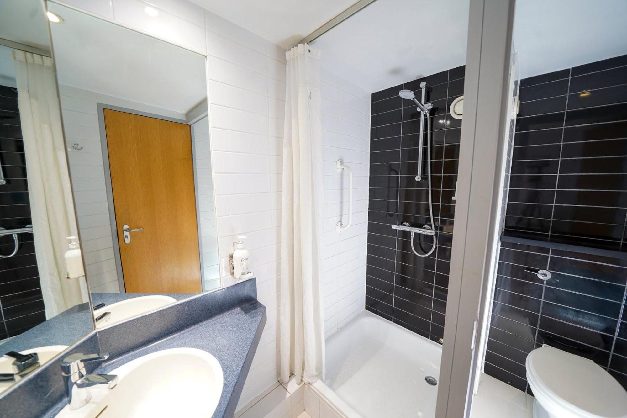 Holiday Inn Express Leeds-East By Ihg Exterior photo