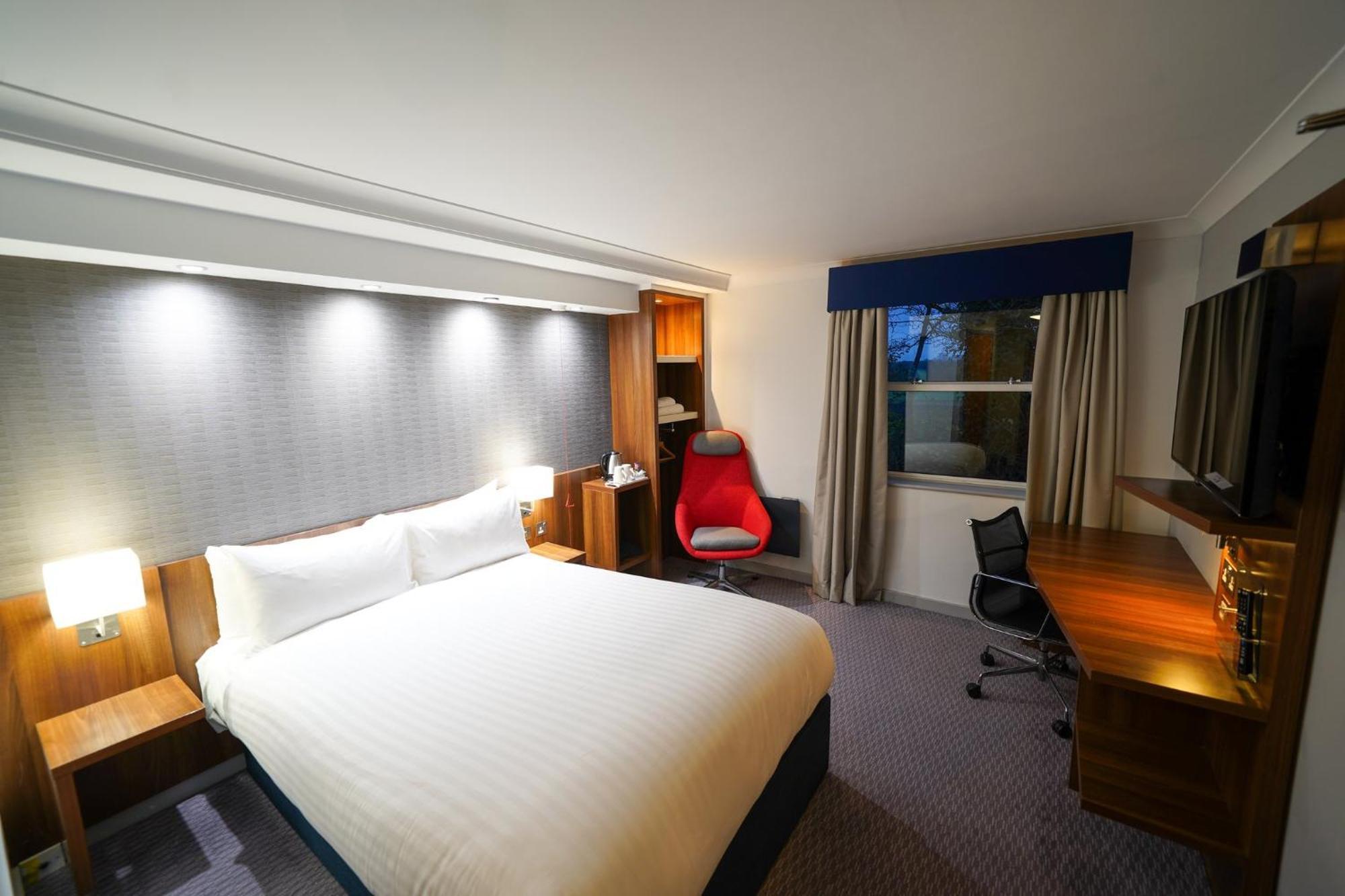 Holiday Inn Express Leeds-East By Ihg Exterior photo